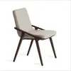 AC ANGEL CERDÁ Chaise en simili cuir et bois de noyer 4019C, 54 x 59 x 80 cm. -