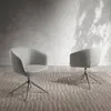 Chaise tournante en tissu gris clair