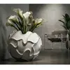 MAURO FERRETTI Cache-pot en résine blanche à décors en relief ø 44x37 cm