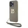 Étui DKNY pour iPhone 15 Pro 6.1 beige étui rigide Wrist Strap Stock Logo - Neuf