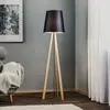 Quitani lampe à pied tripode Jata, bois chintz, noir