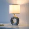 JUST LIGHT. Lampe à poser Carara, pied en céramique, gris