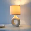 JUST LIGHT. Lampe à poser Carara, pied en céramique, beige