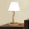 Näve Rope - lampe à poser en tissu avec pied en corde