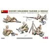 Soviet Soldiers Taking A Break - 1:35e - Miniart