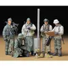 Soldats Allemands Au Rapport - 1/35e - Tamiya