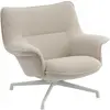 Fauteuil en tissu beige et pied pivotant en acier gris Doze - Muuto