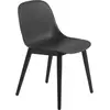 Chaise noire piétement en chêne Fiber - Muuto