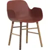 Normann Copenhagen Fauteuil rouge avec structure en bois de noyer