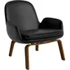 Fauteuil bas avec pieds en noyer et assise en cuir marron Era - Norman...