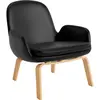 Fauteuil bas avec pieds en chêne et assise en cuir marron Era - Norman...