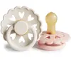 FRIGG Fairytale Lot de 2 sucettes | Sucette en latex | Sans BPA | Fabriqué au Danemark | Tétine Cerise Symétrique | (Cream/Blush, Taille 2 (6-18 Mois))