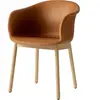 Chaise en cuir marron piétement en chêne JH31 - &tradition