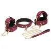 XR Brands Ensemble BDSM 6 pièces en daim avec menottes, collier et sangle - Bordeaux