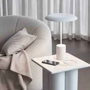 Beacon Lighting Beacon Lampe de table LED Smith, blanc, métal, port USB pas cher