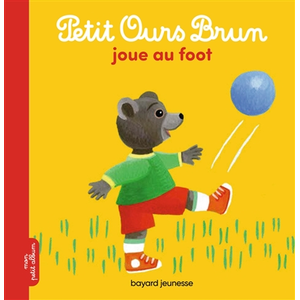 Bayard Jeunesse Petit Ours Brun joue au foot pas cher