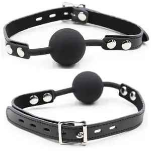 OHMAMA Bâillon Balle en Silicone avec Ceinture en Cuir et Cadenas Inclus - OH... pas cher
