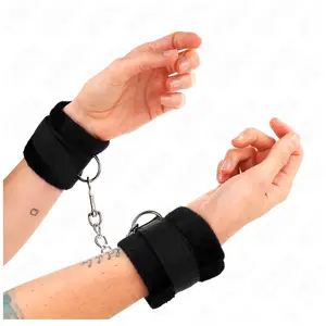Comparateur de prix : KINK Manchettes Débutant en Fourrure Noire 30x7 cm - Confort et Sécuri...