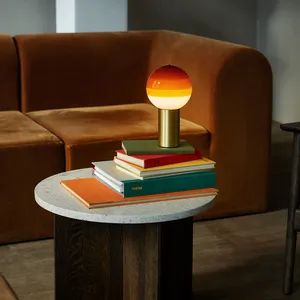 Lampe sans fil ambrée pied laiton Dipping Light - Marset pas cher