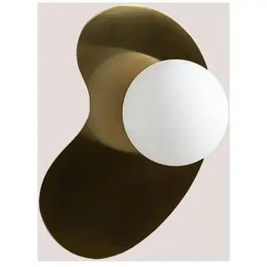 Sklum - Applique en fer avec boule en verre Travis Doré pas cher