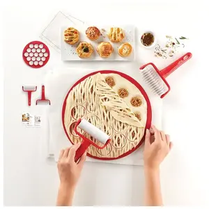 Kit 19 petits fours avec découpoirs et roulettes Lékué pas cher