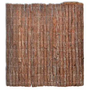 Clôture De Roseaux Avec Des Poteaux De Bambou. Matériaux De Clôture