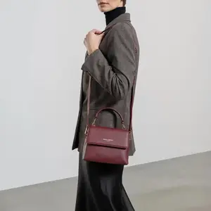Isabel Bernard Sacs bandoulière, Femme Forte Heline Handtasche en roug... pas cher