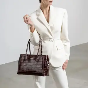 Isabel Bernard Sacs bandoulière, Honoré Cloe Midi Handtasche en marron... pas cher