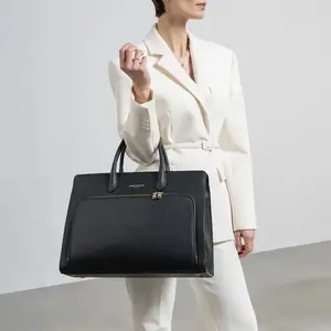 Isabel Bernard Sacs bandoulière, Honoré Nadine Black Calfskin Leather ... pas cher