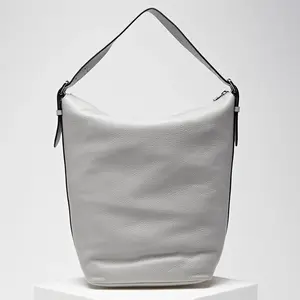 Coccinelle - Sac épaule en Cuir Twiga gris clair 23x36x18.5 cm T.U pas cher