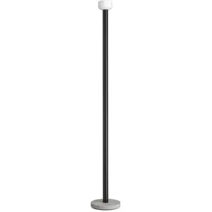 FLOS lampadaire BELLHOP (Cioko / Blanc - Aluminium, verre et béton)Vendu parmade-in-design