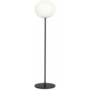 FLOS lampadaire GLO-BALL (H 135 cm, base noir opaque - verre et métal)