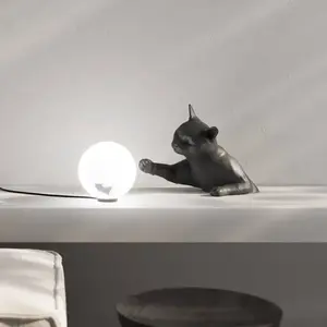 Karman Lampe à poser Maoo, céramique noire, verre, figurine de chat pas cher