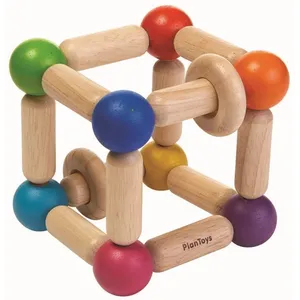 Plan Toys VIERKANTE RAMMELAAR - HOCHET CUBE pas cher