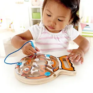 Hape - Labyrinthe aimanté avec stylet, avancez les poissons - HAPE pas cher