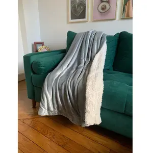 Le comptoir de la plage Plaid polaire doublé imitation mouton gris clair 130 x 170 130 x 170 cm pas cher