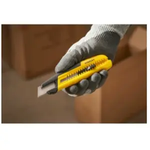 Comparateur de prix : Cutter Stanley 18mm avec curseur 35mm