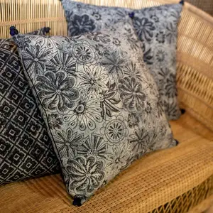 Now's Home Coussin en coton bleu et noir avec pompons 45cm