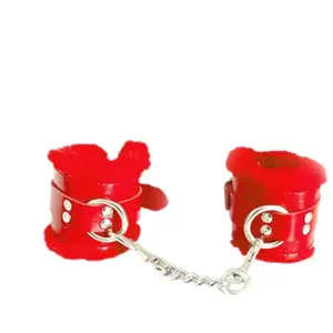 Menottes poignets fourrure rouge pas cher