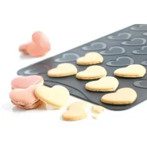 Plaque de cuisson MASTRAD macarons coeurs 30X40X1 cm pas cher