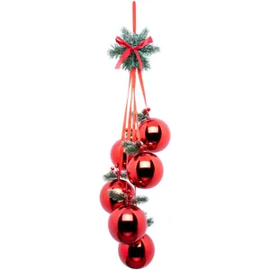 FEERIC LIGHTS & CHRISTMAS Grappe de 6 Boules de Noël Rouge à suspendre avec déco Houx H 70 cm