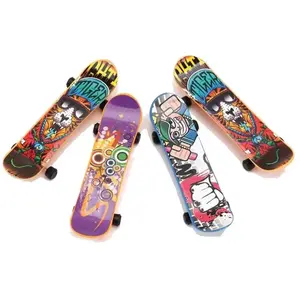 RueDeLaFete Lot de 4 mini jouets Skateboard pas cher