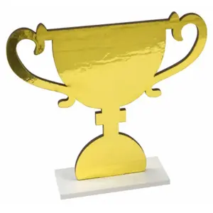 RueDeLaFete Centre de table Trophée en bois doré métallisé sur socle 17cm pas cher