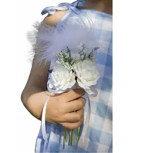 RueDeLaFete Bouquet de cortège Roses et Plumes 20x10cm avec ruban pas cher