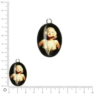 Perles et bijoux Pendentif époxy motif Marylin L. 29 mm - Robe jauneVendu parscrapmalin
