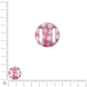 Perles et bijoux Médaille en nacre - Fleurs blanches sur fond rose - Ø 17 mmVendu parscrapmalin
