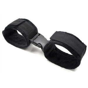 Comparateur de prix : Menottes de poignets BUCKLE Noir 