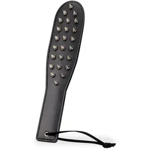 LOVE AND VIBES Paddle en similicuir avec picots en métal Spike pas cher