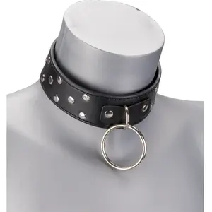 Collier BDSM rivets et anneaux avec laisse