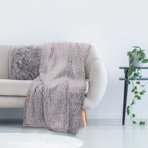 Comparateur de prix : The Home Deco Factory - Plaid en sherpa gris 120 x 150 cm